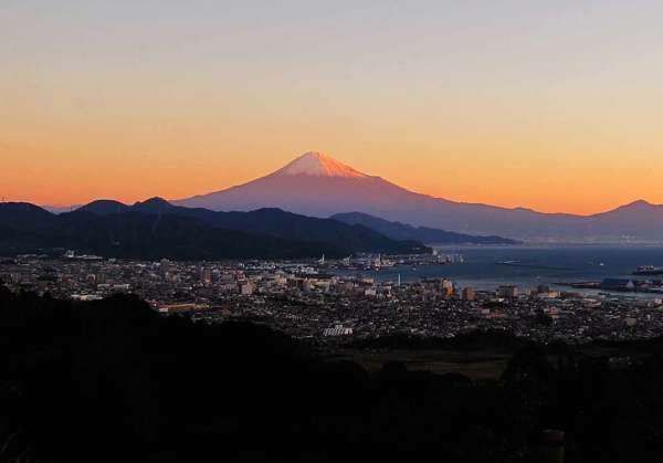 從日本平眺望出去的富士山和夜景