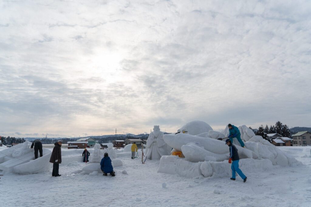 十日町雪季，民眾用雪堆出各種造型